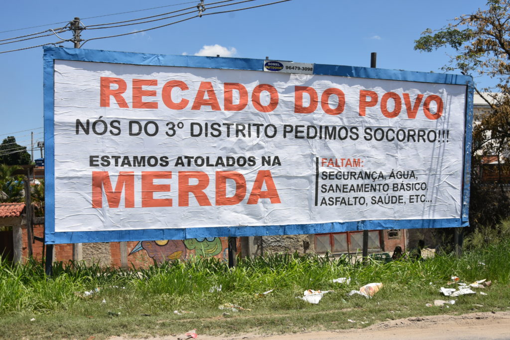 Outdoor que retrata a indignação dos moradores. Foto: Fabill Souza/Hora H