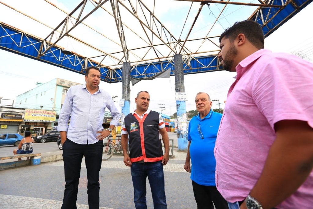 O prefeito Waguinho ao lado do secretário Márcio Canella, durante visita a rodoviária