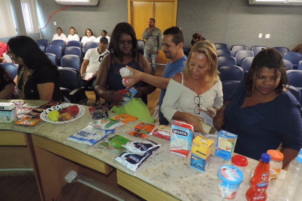 Profissionais aprendem durante simulação sobre escolha dos alimentos