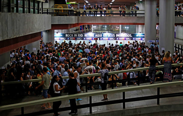 LINS6795 - RIO DE JANEIRO - RJ 13/09/2017 - ROCK IN RIO / FILA - CADERNO 2  OE - Filas enormes na Estação do Metrô da Carioca no centro do Rio de Janeiro nesta manhã de quarta - feira (13), para retirada de ingressos comprados pela internet.  FOTO FABIO MOTTA/ESTADÃO