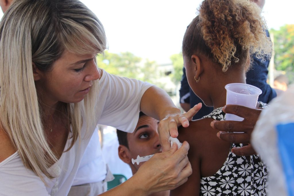 Criança recebe dose da vacina contra febre amarela
