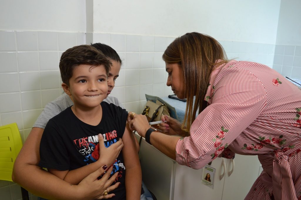 Secretária de Saúde aplicando a vacina- Thiago Loureiro (3)