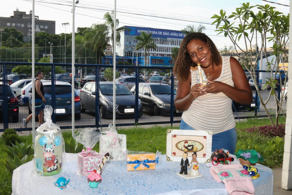 A artesã Glaucemara Mariano espera conseguir descontos na compra de material de trabalho e aumentar participação em feiras após cadastramento