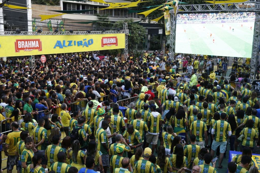 Torcedores comemoram vitória do Brasil contra a  Sérvia, na terceira rodada da Copa do Mundo da Rússia 2018, no Alzirão.