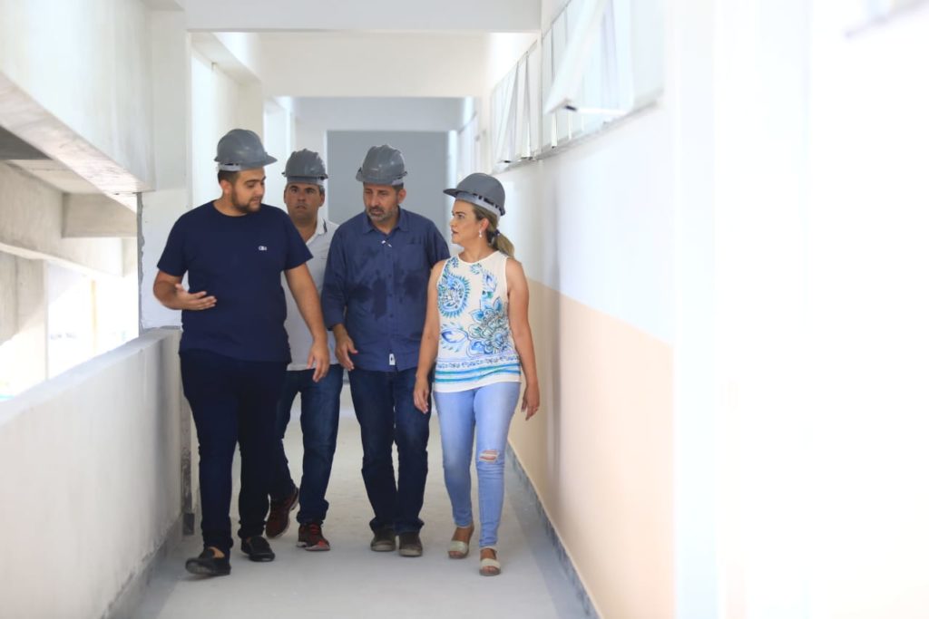 Roxo - A deputada esteve acompanha dos secretários Mehri Daychoum e André Rocha e o vereador Matheus durante a visita à unidade escolar