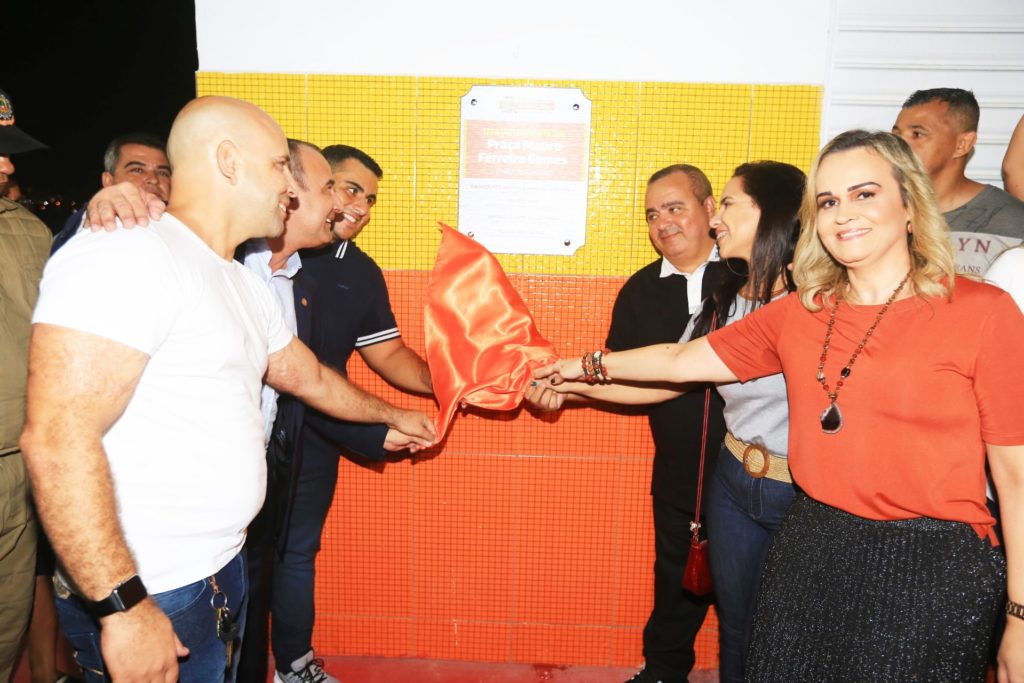 Belford - CAMPO DO CARECÃO - PREFEITO, RODRIGO GOMES, REGINALDO GOMES E DANIELA UAUGURAM QUADRA