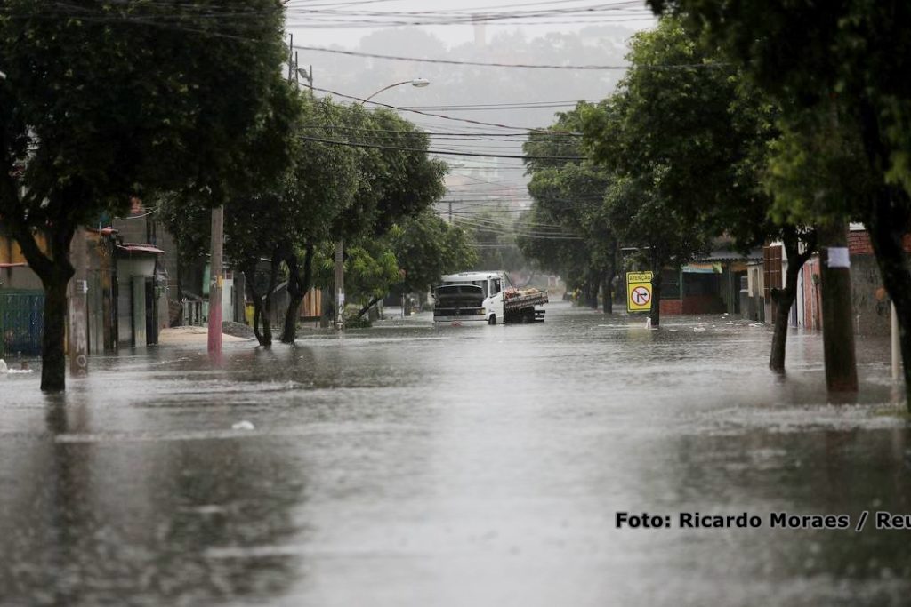 Caminhão preso em uma rua alagada durante as fortes chuvas no Rio de Janeiro.