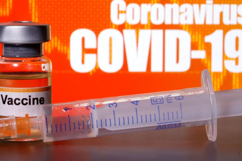 Frasco rotulado como vacina contra Covid-19 em foto de ilustração
10/04/2020 REUTERS/Dado Ruvic/Illustration