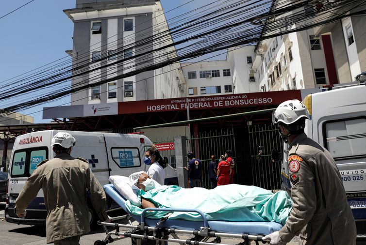 A patient is carried on a stretcher during a fire at the federal hospital of Bonsucesso in the north zone of Rio de Janeiro, Brazil, October 27, 2020.  REUTERS/Ricardo Moraes