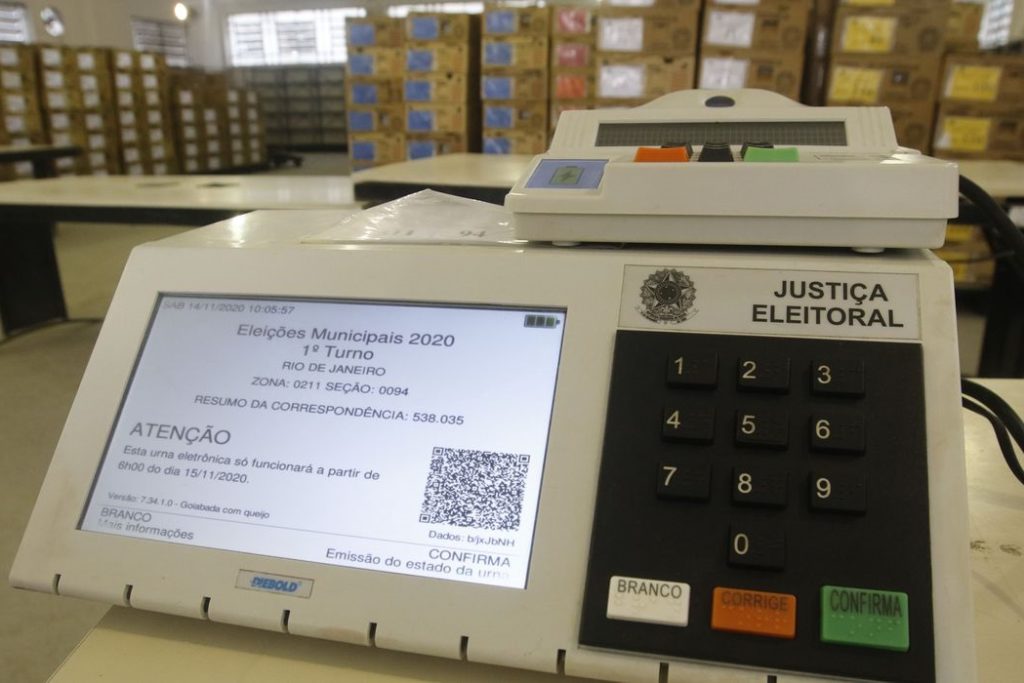 Rio de Janeiro - Distribuição das urnas eletrônicas do TRE para os locais de votação nas eleições municipais de 2020, no pólo eleitoral Jardim Botânico. (Fernando Frazão/Agência Brasil)