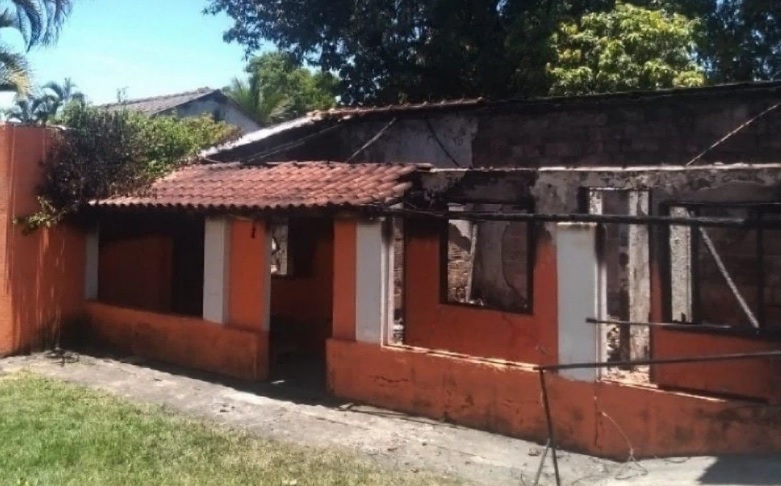 A casa foi destruída pelas chamas/Reprodução