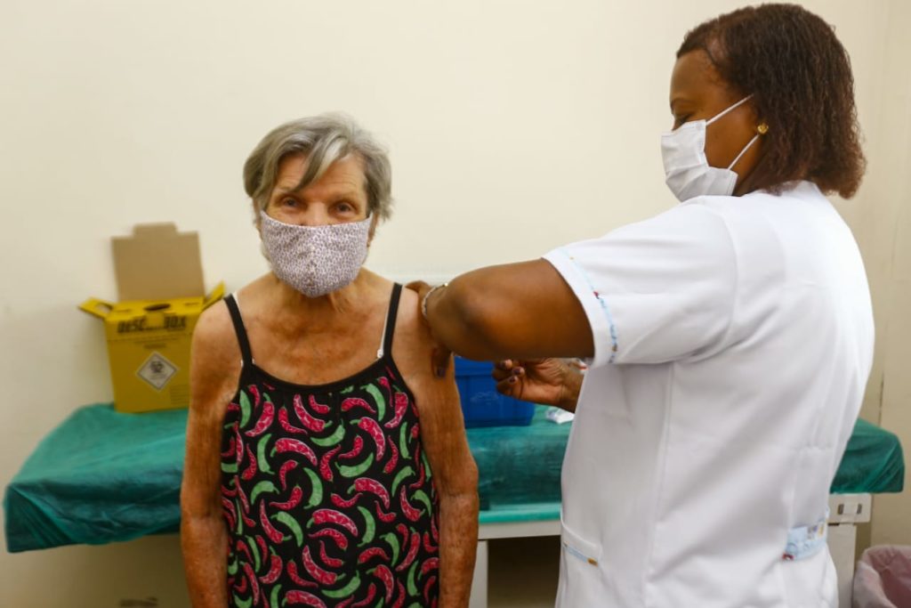  Marieta da Silva, 94 anos, foi vacinada na Policlínica Neuza Brizola/Rafael Barreto/PMBR