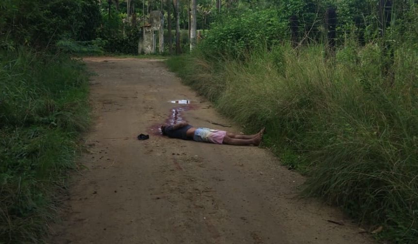 Cadáver encontrado na Estrada Carlos Sampaio, em Nova Iguaçu/Reprodução