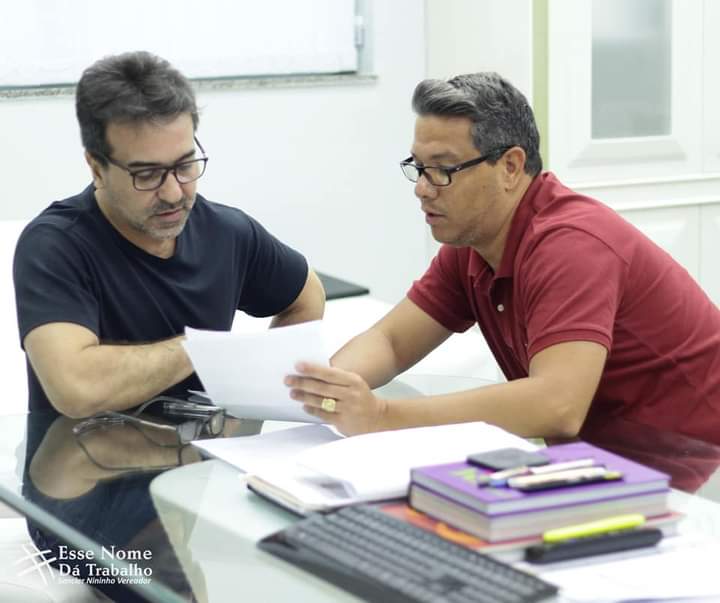 Prefeito Jorge Miranda e vereador Sancler conversam sobre o pedido/Divulgação
