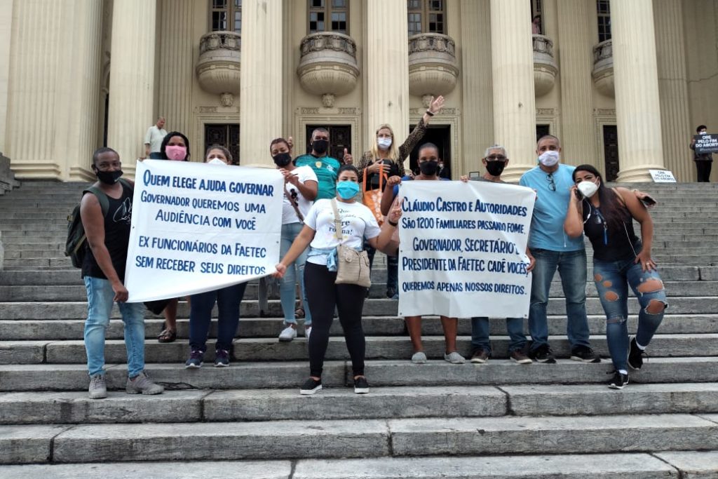 Ex-terceirizados da Faetec fizeram manifestação na porta da Alerj/Maicon Sales/Divulgação