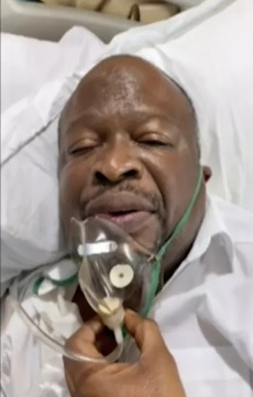 Imagem de vídeo do site da campanha presidencial de Guy Brice o político no leito de hospital em Brazzaville, usando máscara de oxigênio/Divulgação/Campaign website via AP
