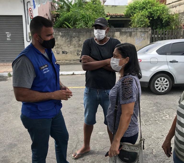 Vereador Roberto Emídio conversa com moradores do Banco de Areia/Divulgação