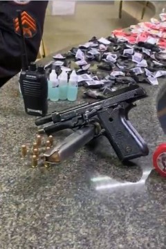 Arma, munição e drogas foram apreendidas por policiais/Reprodução/Twitter
