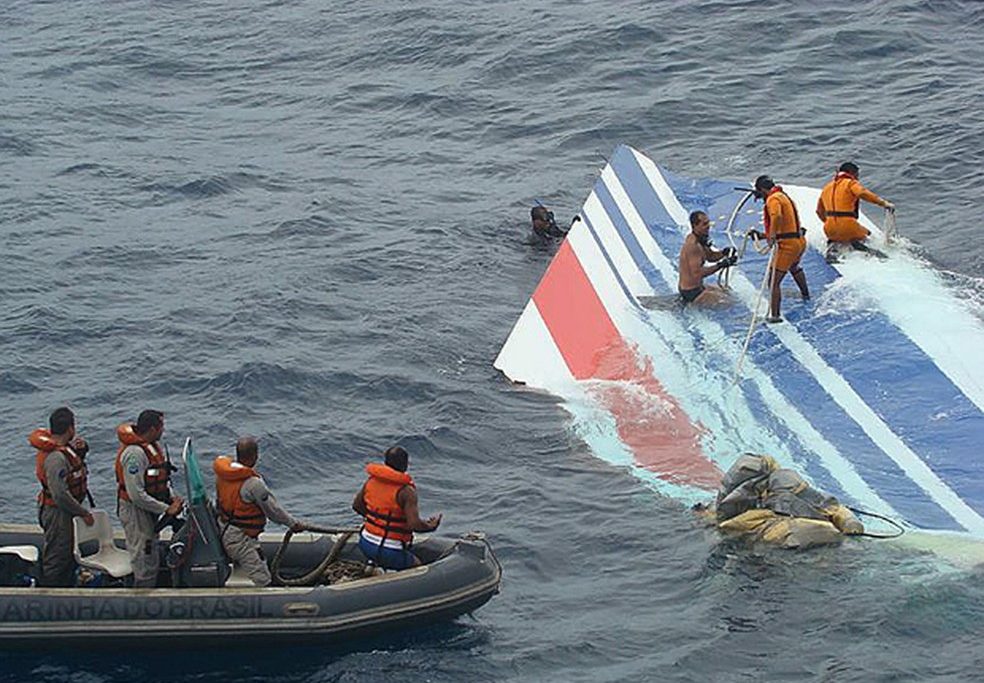 Equipe da Marinha recupera destroço do voo 447 em 8 de junho de 2009/The New York Times