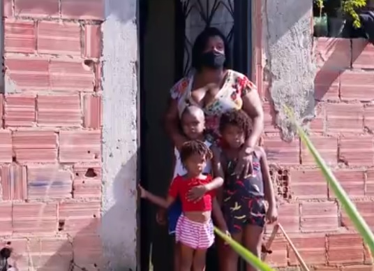 Marcelle e os três filhos enfrentam a falta de alimentos e o descaso da prefeitura/Reprodução 