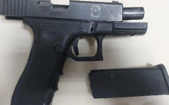 Os agentes apreenderam uma pistola Glock calibre .40 com brasão da Polícia de Miami (EUA)/Divulgação/Polícia Civil