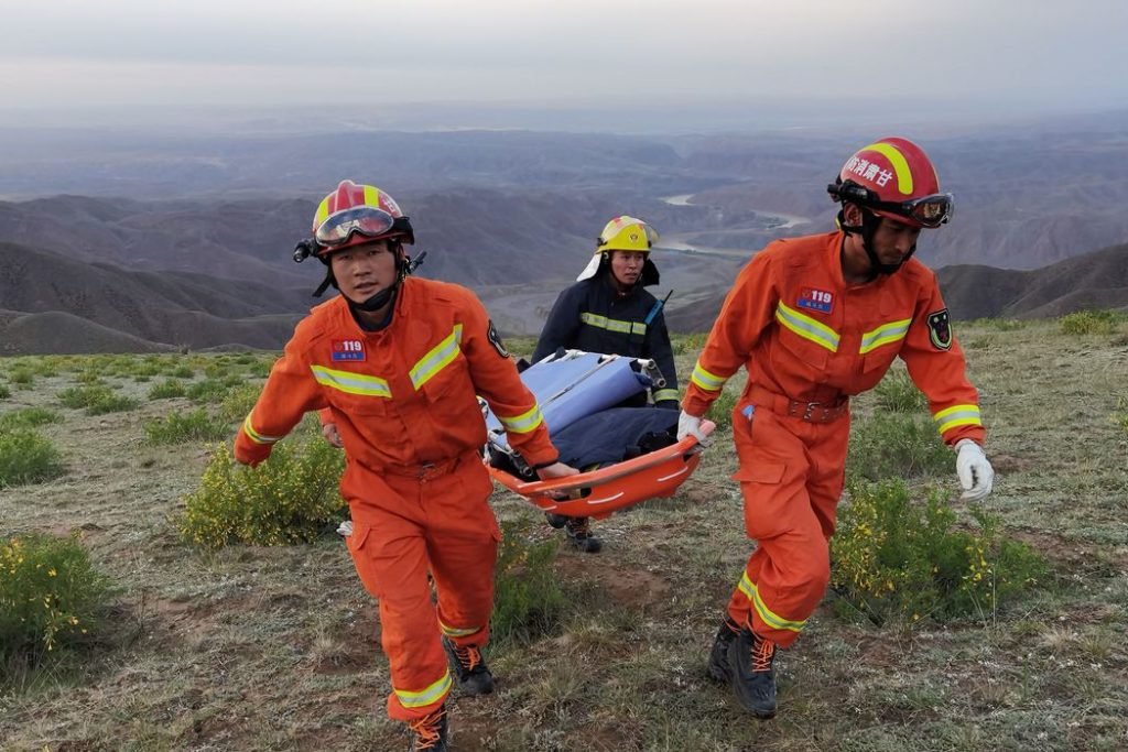 Equipe de resgate carrega corpo de um dos atletas/ Reuters/ cnsphoto