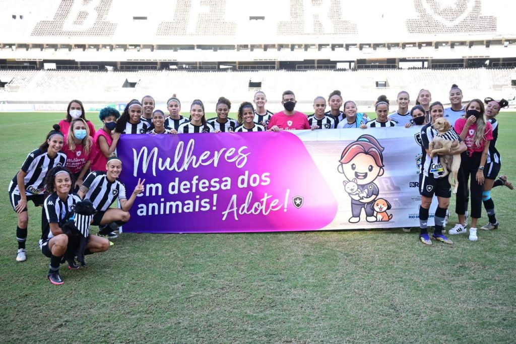 
Os animais entraram acompanhados das jogadoras de futebol feminino na partida entre Botafogo e São José/Divulgação/Governo do RJ