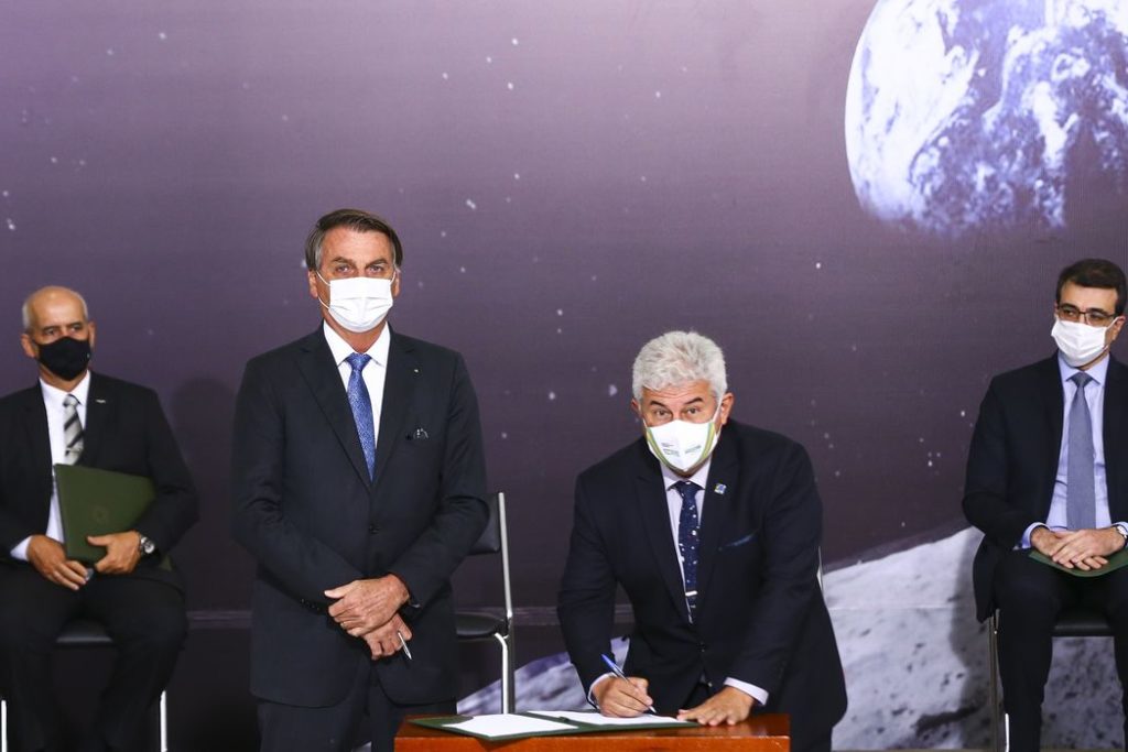 O presidente Jair Bolsonaro e o ministro de Ciência, Tecnologia e Inovação, Marcos Pontes, durante cerimônia de assinatura de acordo com os EUA para participar do Programa Lunar Nasa Artemis/Marcelo Camargo/Agência Brasil


