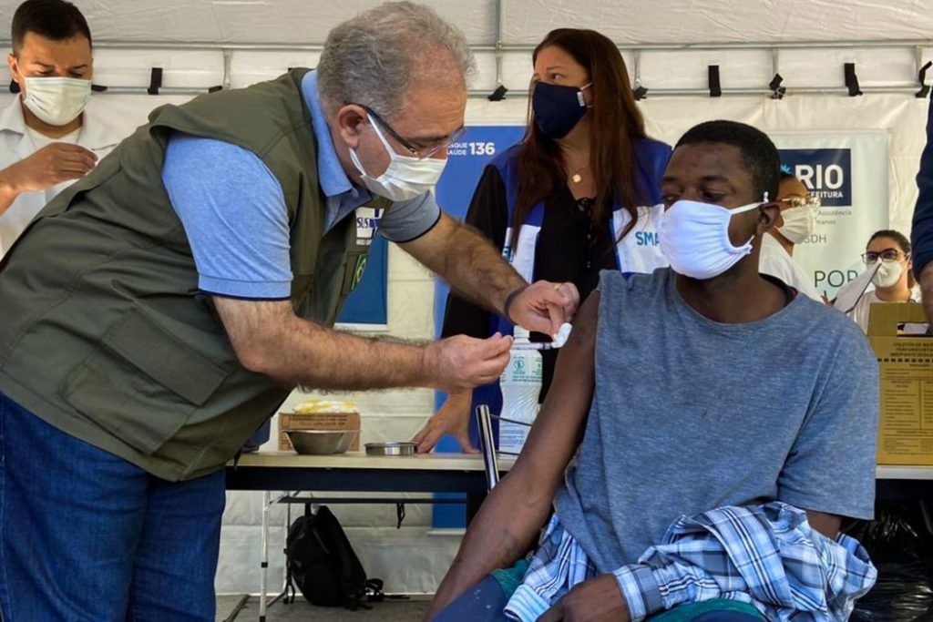 Marcelo Queiroga aplica dose durante vacinação na Praça da Cruz Vermelha no  Centro do Rio/Reprodução Twitter/Marcelo Queiroga
Saúde