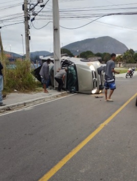Batida entre carros deixa um morto e três feridos em Itaipuaçu/Reprodução / Redes Sociais