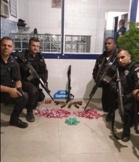 Os policiais com o material apreendido após estourar a boca de fumo no Limoeiro/Divulgação