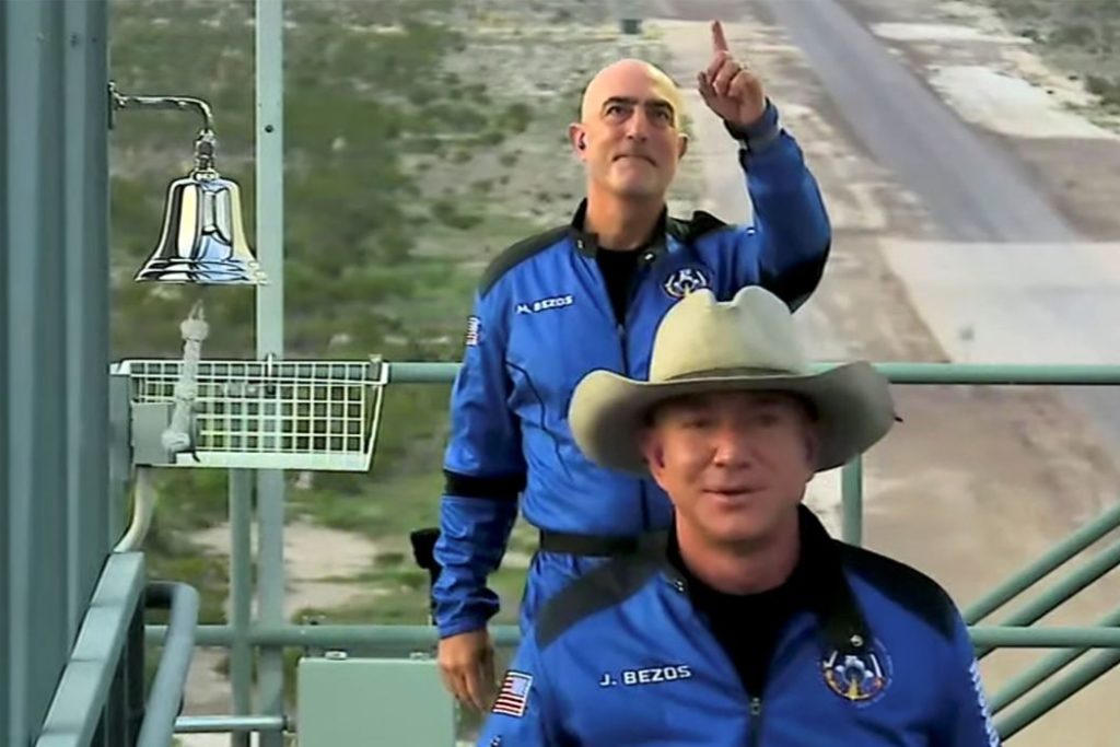 Bezos, usando um chapéu de cowboy e um traje de voo azul, decolou com mais três tripulantes do deserto no oeste do Texas/Blue Origin/via REUTERS
