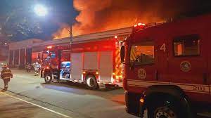 Bombeiros trabalham para controlar o fogo no prédio da Cinemateca que arde em chamas e transforma em cinzas acervo do cinema nacional/Reprodução 