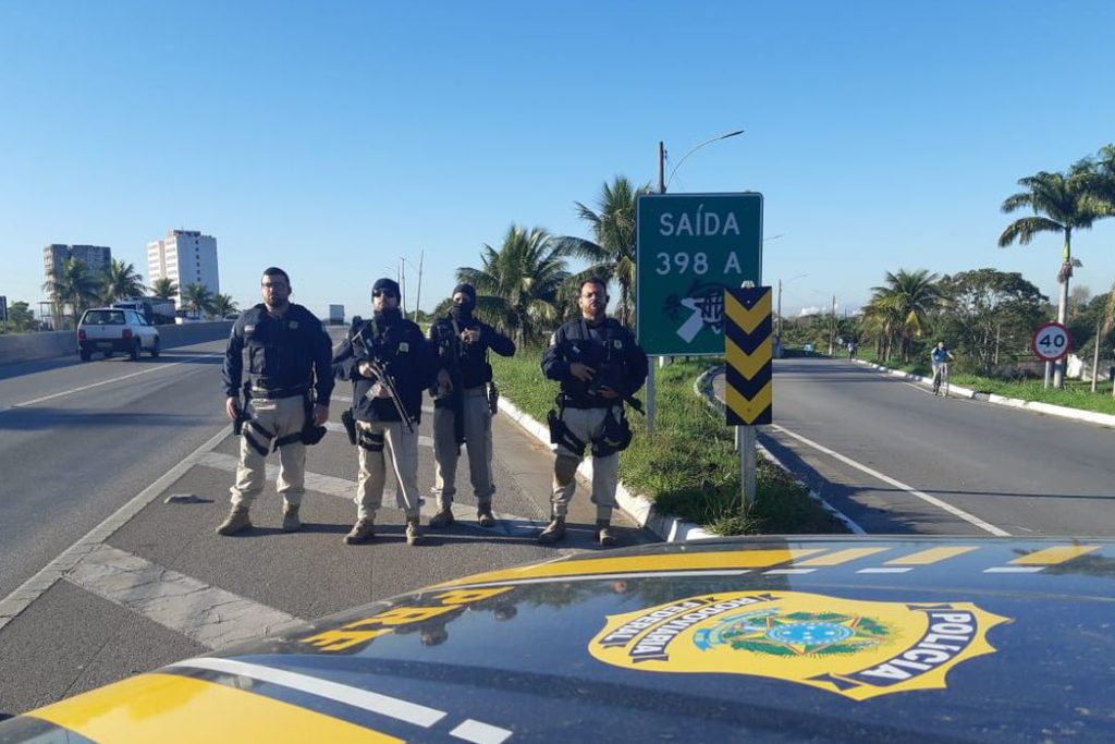 Agentes da Polícia Rodoviária Federal se posicionam em área próximo ao terreno/Divulgação/PRF