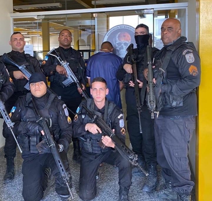 Traficante Rabicó e os policiais do 39º BPM, que o prenderam/Reprodução 