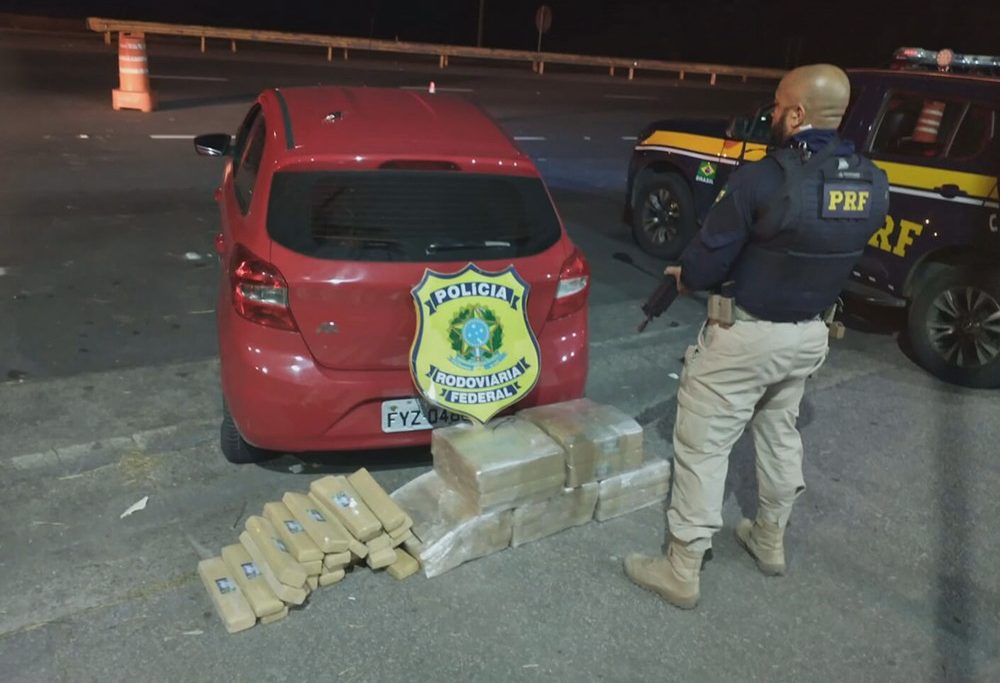 Agentes da PRF interceptaram o veículo com a droga na BR-116/Divulgação/PRF