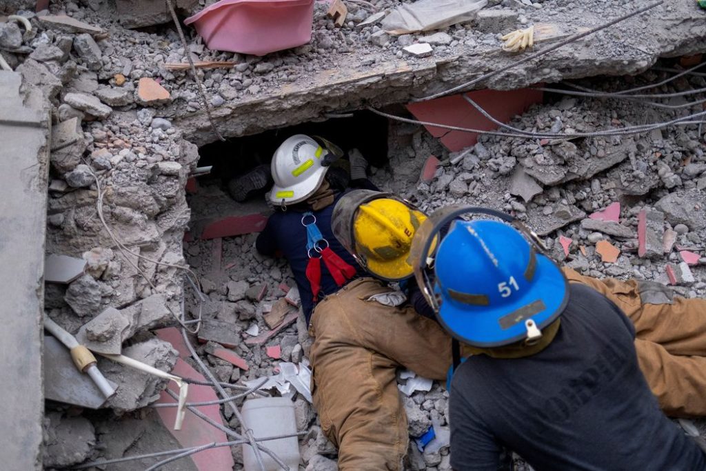 Equipes de resgate procuram por sobreviventes nos escombros/REUTERS/Christophe Petit Tesson