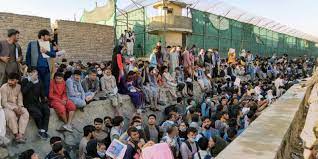 Dezenas de milhares de afegãos se aglomeram no aeroporto de Cabul desde que o Talibã tomou o poder/Reprodução