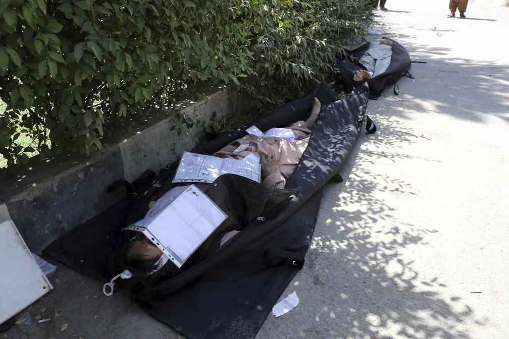 Corpos de afegãos mortos no atentando são colocados no chão em um hospita/Wakil Kohsar/AFP


