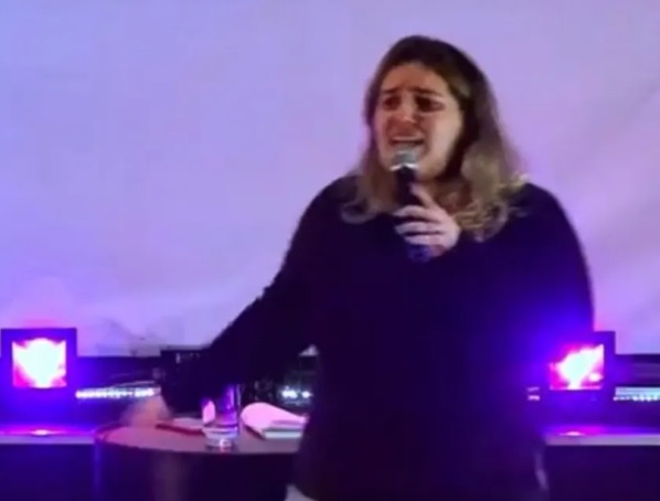 Karla Cordeiro durante pregação a jovens em igreja da Região Serrana/Reprodução