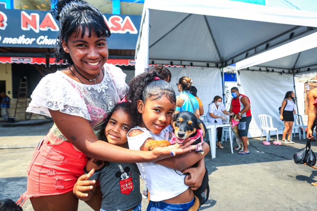 Cecília Norena e as filhas Talia e Sofia levaram a cadela Lupita para se vacinar/Rafael Barreto/PMBR