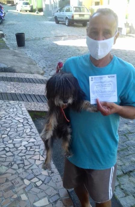 Mário Silva, que nos últimos 16 anos viveu na companhia da cadela Tigresa: ela  morreu no sábado tomar tomar a vacina/Reprodução 