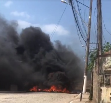 moradores chegaram a atear fogo em pneus nas ruas e fecharam o acesso ao bairro/RLagos Notícias
