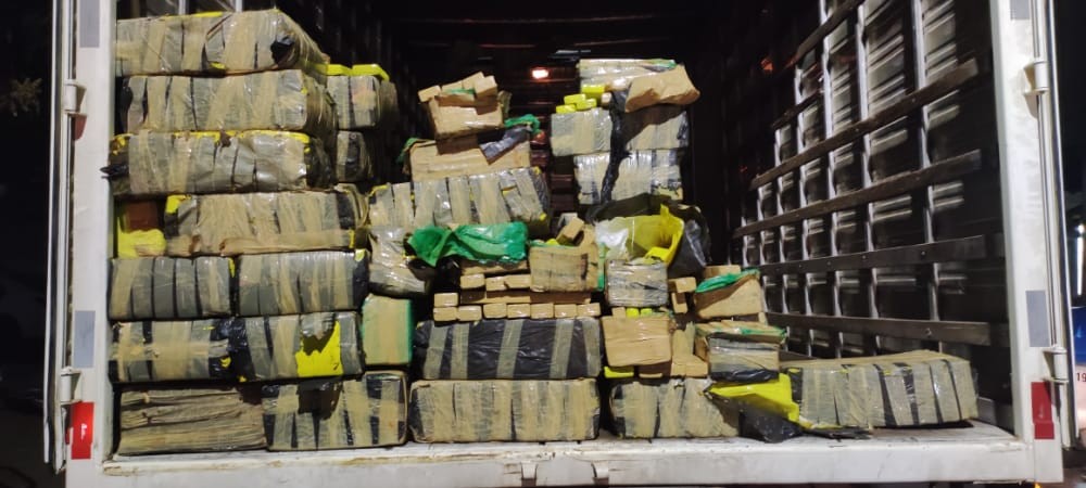 Quase uma tonelada de drogas foram encontradas escondidas em estrutura de compartimento de carga de caminhão na BR-101/Divulgação/PRF