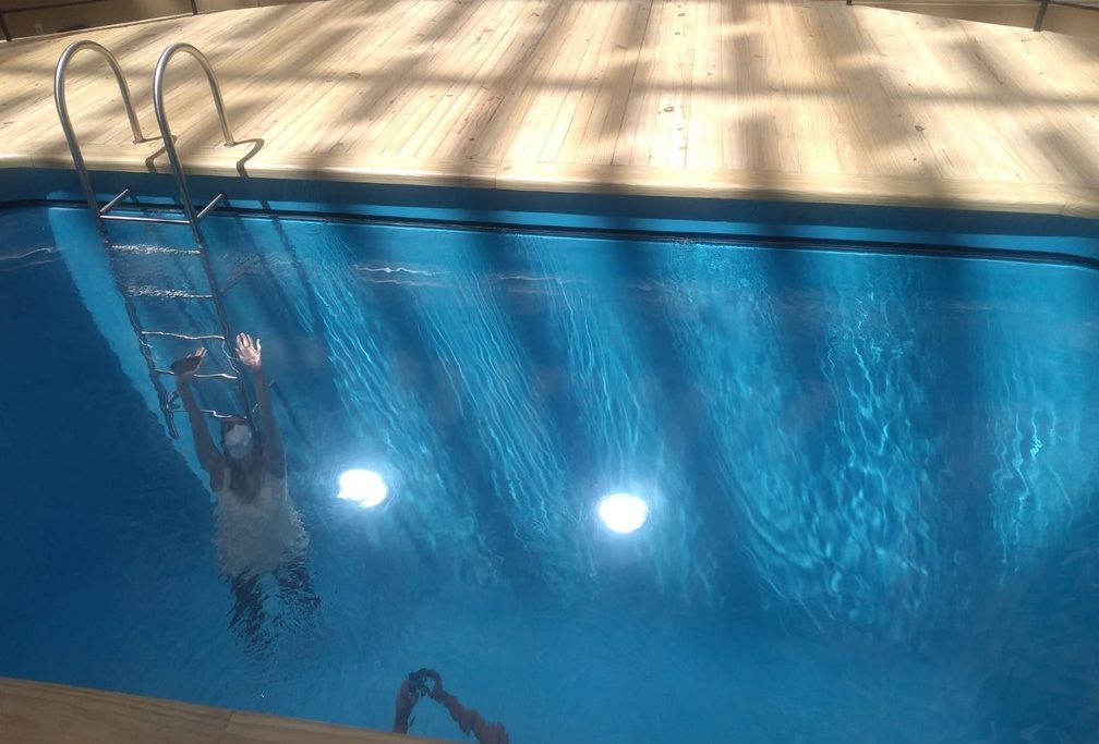 A obra Swimming Pool causa a impressão de que as pessoas estão debaixo d'água/Thais Pimentel/g1