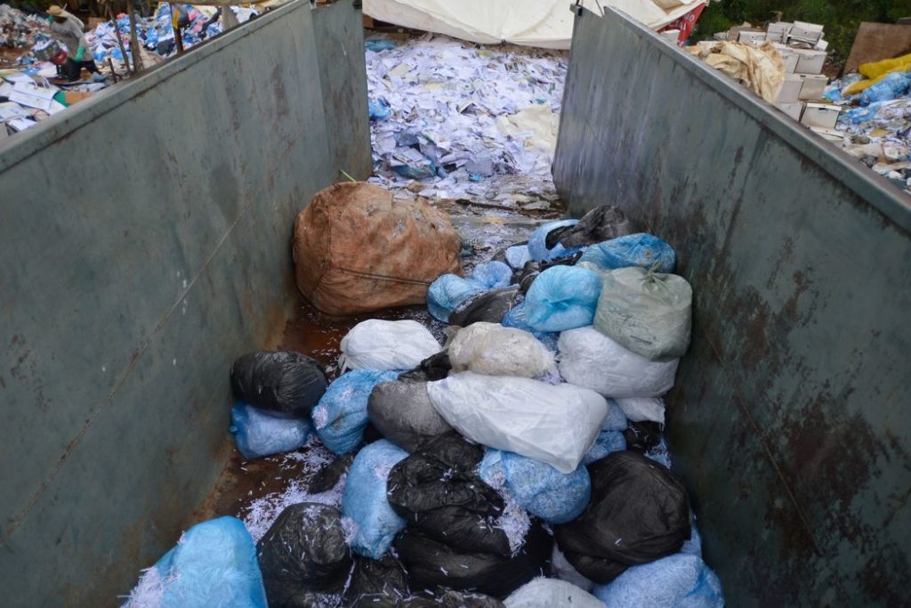 Catadores de lixo podem aproveitar resíduos de prédios públicos de Brasília