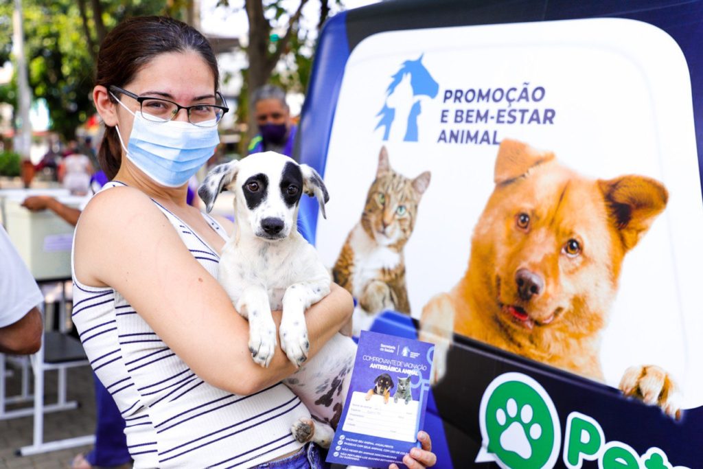 Moradora deixou em dia a vacinação do seu cãozinho/Beto Franzem/PMSJ