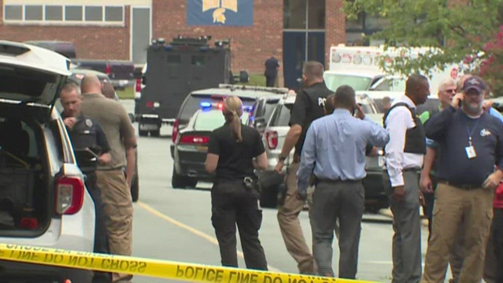 Polícia responde a tiroteio em colégio de ensino médio/Reprodução/NBC 