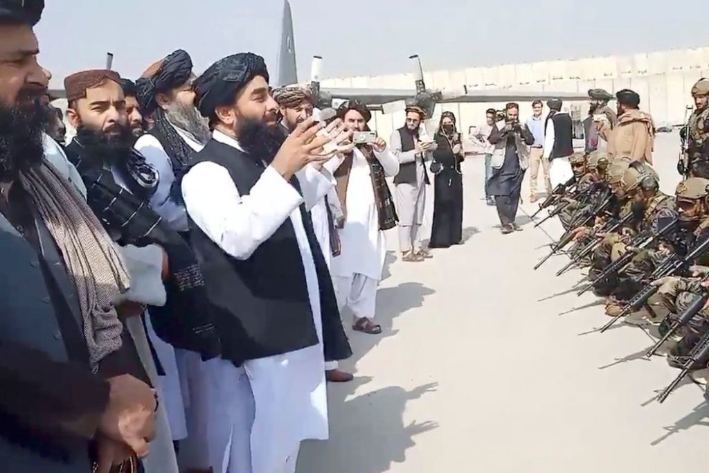 Líderes caminharam pela pista do aeroporto, em gesto de vitória/Taliban Handout/via REUTERS
