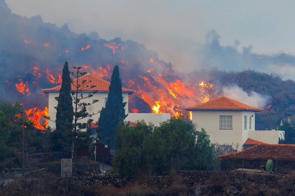 Lava passa perto de casa na ilha de Las Palmas, no arquipélago das Canárias/Borja Suarez/Reuters